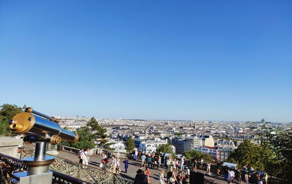 Voyages VIP : Découvrez Paris en Style Privilège avec Service Limousine France