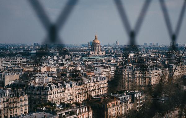 Naviguer avec élégance : Un voyage en chauffeur privé à Paris